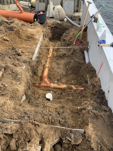 Kloakrør i udgravning som del af anlægsarbejde ved kystprojekt