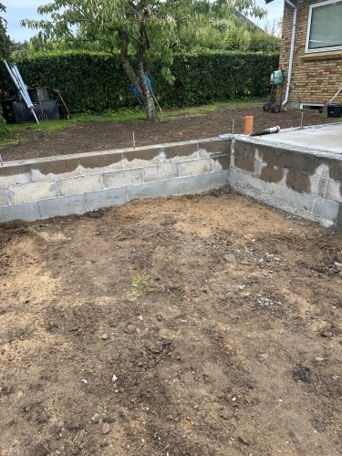 Lav støttemur etableret til afgrænsning og opbygning af nyt udeareal