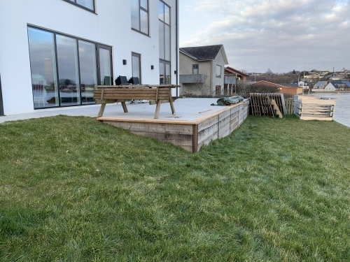 Etableret terrasse med kantopbygning ved ny bolig tæt på vand