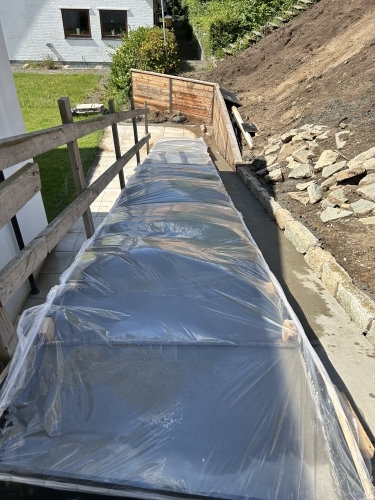 Afdækning før støbning af udendørs trappe langs skråning ved bolig