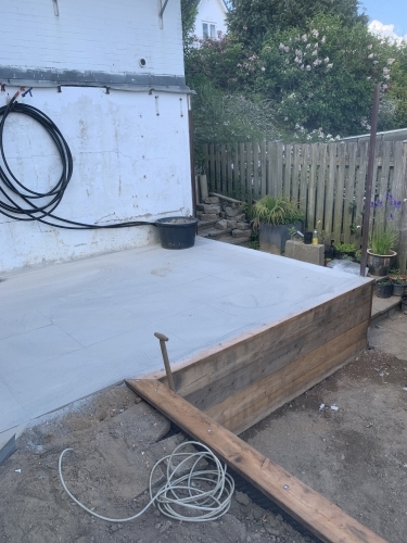 Flisebelægning med kantafgrænsning ved terrasse og haveområde