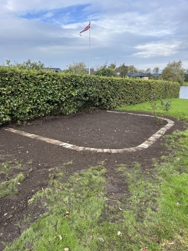 Kantsten rundt om bed som del af haveanlæg og belægningsarbejde