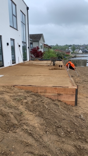 Klargøring af belægning og underlag ved terrasseområde ved bolig