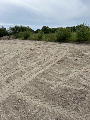 Etablering af ridebane med klargøring af bund og planering af området før opbygning af ridebane.