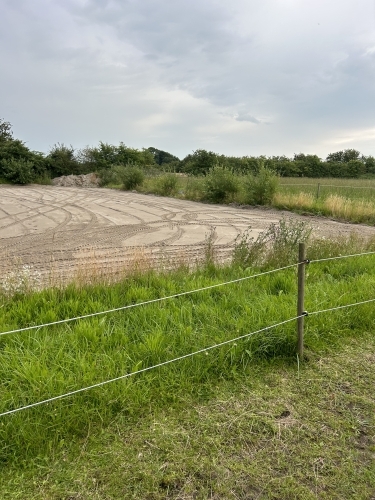 Færdig ridebane etableret med professionel opbygning, stabil ridebane bund og jævn overflade.