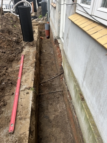 Kloakmester laver korrekt tilslutning af kloakrør som del af professionelt kloakarbejde