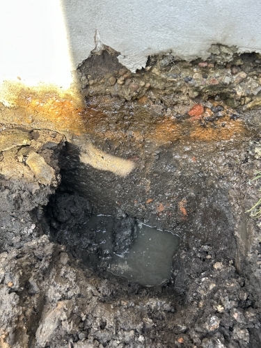 Kloakmester lokaliserer og udbedrer stoppet kloak ved fundament med professionel kloakservice