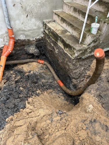 Kloakmester udfører kloakreparation og udbedring af afløb som del af kloakservice