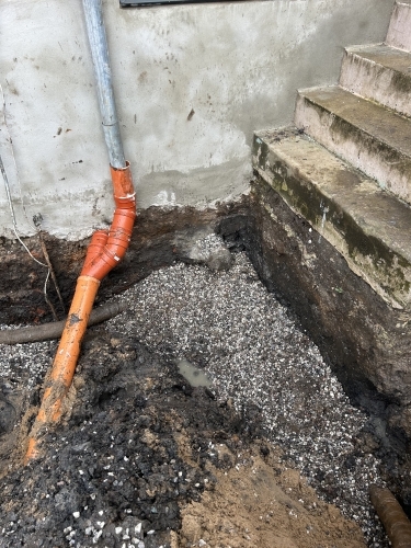 Kloakmester etablerer fugtbeskyttelse og kloakløsning ved sokkel som del af kloakservice