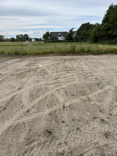 Opbygning af ridebane med fokus på stabil bund, korrekt opbygning og lang holdbarhed.