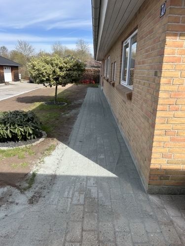 Klargøring af gangareal langs hus efter udført støttemur og anlægsarbejde