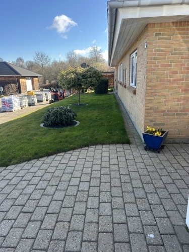 Fliseareal og have efter afsluttet anlægsarbejde omkring ejendommen